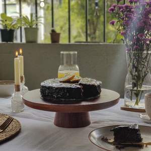 Support à gâteau en bois artisanal traditionnel avec plateforme ronde pour les services de traiteur et la présentation de desserts lors d'événements - Product Image 4