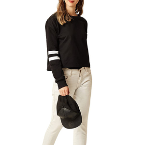Sweat-shirt noir à manches longues et col rond pour femme avec rayures blanches sur les manches, haut tricoté décontracté à col rond, coupe régulière, vêtement d'automne - Product Image 1