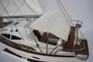 Bateau modèle nautique en bois peint fait main et personnalisé ELAN, fabriqué au Vietnam, pour la décoration de Noël et comme cadeau - Product Image 4