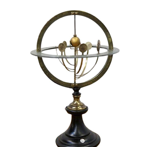 Modelo de telurio armilar antiguo de latón sobre pedestal de madera, disponible a precios de mayorista. - Product Image 1