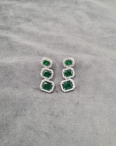 Pendientes Colgantes de Tres Piedras con Corte Radiante, Joyería Elegante de Moda al por Mayor para Fiestas, Pendientes Chapados en Rodio con Diamantes Americanos - Product Image 5