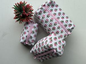 Juego de 3 Bolsas de Algodón Acolchado con Estampado Floral Indio para Artículos de Aseo con Cierre de Cremallera, Bolsas de Maquillaje de Viaje - Product Image 4