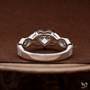 แหวนหมั้นเพชรทรงหัวใจ 1 กะรัต เพชรเพาะเลี้ยงในห้องปฏิบัติการ ดีไซน์วงแหวนแบบเกลียวประดับเพชร ได้รับการรับรองจาก IGI ทองคำขาว 10K แหวนเจ้าสาว - Product Image 3