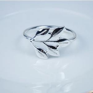 Anillos de servilleta con un hermoso diseño de hojas modernistas que añaden un toque profesional, con la calidad de un restaurante, a la comida casera, fabricados por KHOOSI OVERSEAS. - Product Image 3