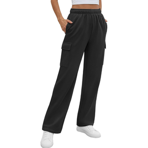 Pantalon de survêtement cargo noir de jais en molleton de coton brossé avec taille élastique et poches utilitaires, coupe ample et confortable pour femme - Product Image 1