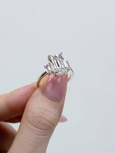 Anillo de Compromiso de Diamante Cultivado en Laboratorio con Corte Esmeralda de Lujo VVS Diam de 2.00 Ct, Oro Amarillo de 18K/14K/10K, Joyería Nupcial Solitario de 3 Piedras - Product Image 6