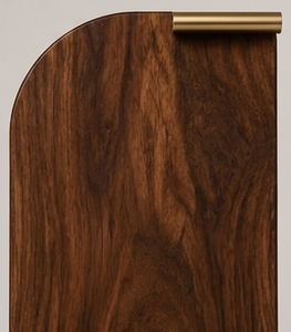 Planche de service en bois de manguier arrondie de luxe, planche à découper moderne à bords incurvés avec poignée en laiton, décoration de cuisine - Product Image 3