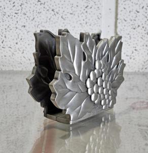 ที่ใส่ผ้าเช็ดปากสไตล์วินเทจสีเงินลายองุ่น เหมาะสำหรับโต๊ะอาหาร ห้องครัว บาร์ หรือตกแต่งร้านอาหาร จากอินเดีย - Product Image 2