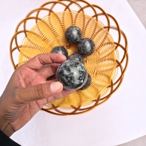 Sphère de cristal Larvikite avec reflets argentés, boule de pierre naturelle polie - Product Image 1