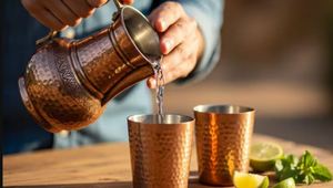 Ensemble de carafes en cuivre au design traditionnel, style classique, pour servir l'eau, ensemble métallique avec verres, durable, réutilisable, pour la cuisine et la salle à manger. - Product Image 3