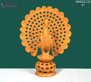 Statue de paon dansant en bois de style bohème traditionnel avec découpes Jali |   Figurine d'oiseau ajourée sculptée à la main par Nirmala Handicrafts - Product Image 3
