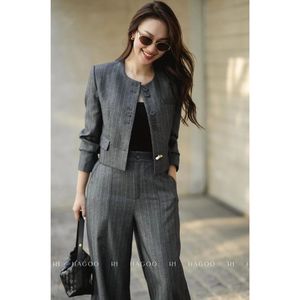 Blazer Gris a Rayas Finas de Lana y Seda Transpirable para Mujer, Corte Entallado, Estilo Casual de Oficina, Trajes de Negocios - Product Image 3
