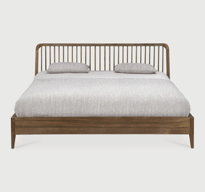 Lit plateforme King Size en teck massif, style Mid-Century Modern, avec tête de lit incurvée à tiges, design minimaliste et rembourré - Product Image 1