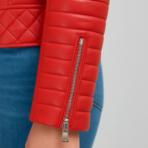 Veste en cuir véritable moderne pour femme, vêtement d'extérieur au toucher chaud, conçue pour la mode urbaine et les tenues saisonnières - Product Image 6