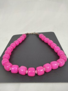 Nouveau style de collier ras-du-cou rond en résine et lucite avec perles en résine acrylique et en verre, bijoux de mode d'Inde - Product Image 1