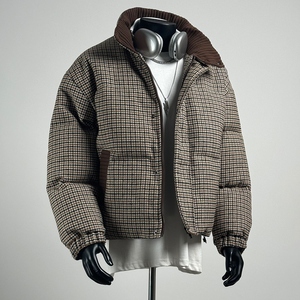 Chaqueta Bomber Corta Marrón Sólida Personalizada para Hombre, Cuello Alto, Botones Cubiertos, Relleno de Poliéster Reciclado, Estilo Urbano de Primavera, Logotipo Frontal - Product Image 2