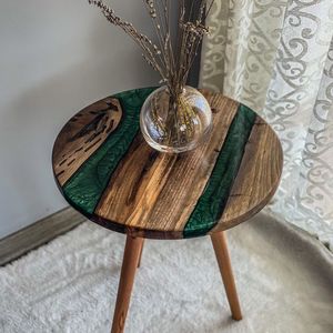 Table d'appoint artistique en bois et résine avec bord naturel et design rivière en époxy, pièce décorative artisanale - Product Image 4