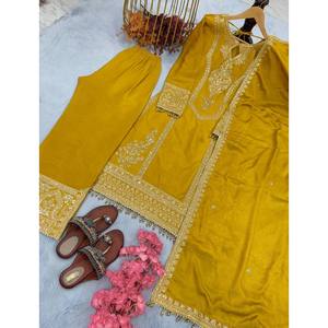 Conjunto de Fiesta de Diseño: Top de Satén y Dupatta con Elegantes Adornos y Hermosas Pliegues - Product Image 1