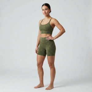 Conjunto Deportivo de Dos Piezas para Mujer, Color Verde Oliva, Sujetador Deportivo Sin Costuras y Pantalones Cortos de Cintura Alta, Ropa Deportiva para Yoga - Product Image 1