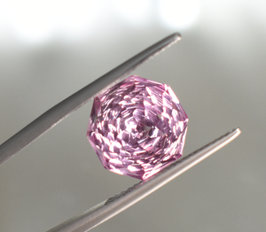 Saphir Padparadscha de laboratoire : Pierre précieuse hexagonale taille rose pour la fabrication de bijoux 12x12 mm 10 ct - Product Image 1