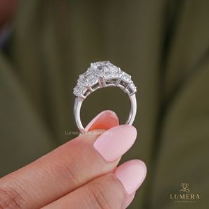 Anillo de compromiso de lujo con corte esmeralda y halo de diamantes cultivados en laboratorio, anillo de boda para mujer, joyería fina personalizada - Product Image 3