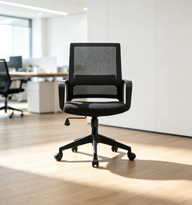 Chaise de bureau ergonomique moderne en maille noire, pivotante, avec accoudoirs fixes, dossier ouvert, base en plastique, hauteur réglable - Product Image 1