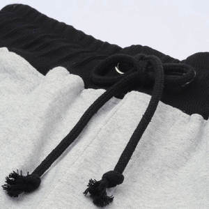 กางเกงขาสั้นกีฬาผู้ชาย สีเทา-ดำ ผ้าโพลีเอสเตอร์ 100% สำหรับออกกำลังกาย วิ่ง หรือใส่ลำลอง ระบายอากาศได้ดี - Product Image 4