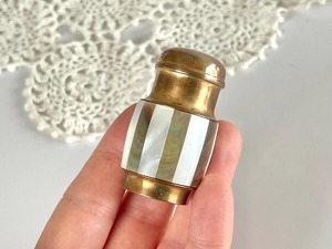 Juego de salero y pimentero de nácar y metal dorado, vajilla de lujo para decoración de mesa festiva durante ocasiones especiales - Product Image 6