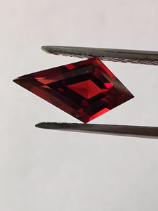 Granate / Forma de cometa / 7x13mm / Calidad superior VSI / Piedra natural / Granate rojo / 2.16 quilates - Product Image 5