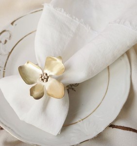 Anneaux de serviette en laiton style ferme moderne, motif floral, pour hôtels, événements, mariages, porte-serviettes métalliques faits à la main, vaisselle contemporaine pour la maison - Product Image 1