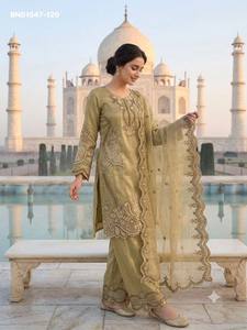 Nouvelle Collection Designer : Ensemble Crêpe Brodé avec Broderie à Sequins et Découpes, Manches Longues, Pantalon Palazzo et Dupatta – Achetez en Ligne en Inde - Product Image 2