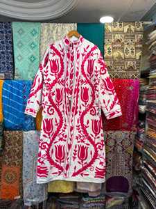 Chaqueta Kimono de Algodón Suzani con Bordado Floral a Mano, Estilo Boho, Prenda Exterior India con Cierre de Cordón - Product Image 1