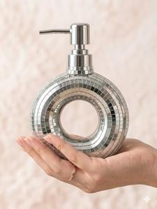 Distributeur de savon décoratif en cristal, flacon pompe, idéal pour la salle de bain, le comptoir de vanité, les occasions spéciales et les cadeaux. - Product Image 2