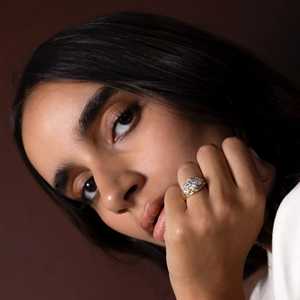 Anillo de Lujo de Oro Sólido de 14k con Certificación IGI, Diamante Cultivado en Laboratorio de Corte Ovalado con Engaste de Garras, Anillo Trílogo de Tallo Dividido con Tres Diamantes CVD HPHT - Product Image 4