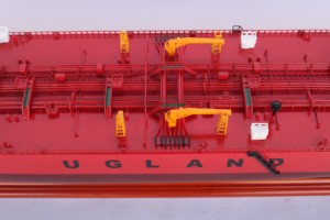 EVITA OIL TANKER WITH LIGHTS - Maquette en bois artisanale du navire de transport commercial norvégien, polie et peinte, décoration d'intérieur - Product Image 3