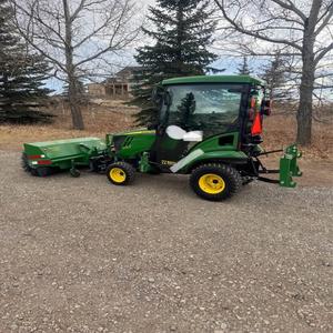 Tractor John Deere Usado de Primera Calidad con Barredora, Máquina Agrícola con Implementos Completos en Venta a Precio Económico - Product Image 4