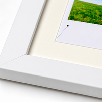 Cadre photo en bois MDF blanc avec passe-partout crème, épaisseur 2 cm, taille personnalisée pour affichage sur table