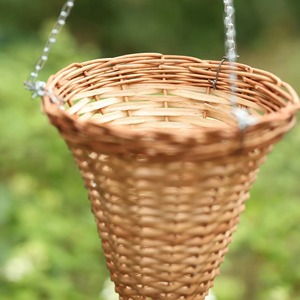Panier suspendu en rotin naturel en forme de cône, parfait pour la présentation de pots de fleurs, décoration de plantes intérieures et extérieures, tissé à la main en Inde - Product Image 3