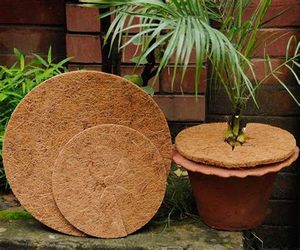 Tapis de jardin en fibres de coco naturelles Shrekha Creations, rondes, brunes, en provenance du Tamil Nadu, pour une utilisation décorative dans les espaces extérieurs - Product Image 1