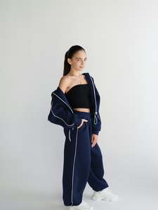 Ensemble de survêtement deux pièces pour femme, personnalisé, hiver, en polaire oversize, avec sweat à capuche zippé uni et pantalon de jogging, respirant, passepoil noir, coupe décontractée - Product Image 1
