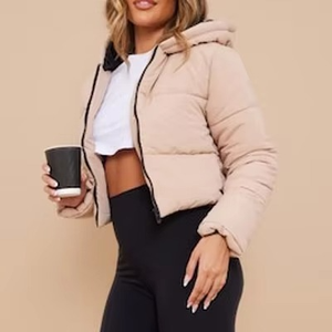 Blouson court matelassé en duvet pour femme, couleur unie, avec logo tricoté et fermeture éclair, idéal pour l'hiver et les activités décontractées en extérieur - Product Image 2