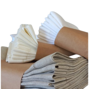 Serviettes en lin brodées personnalisées avec bord festonné Serviettes et accessoires de mariage - Product Image 1