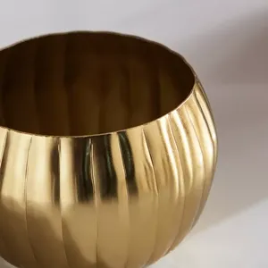 Elegante recipiente redondo dorado para velas con acabado metálico liso, ligeras ranuras verticales, estilo moderno minimalista. - Product Image 3