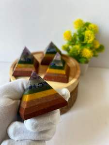 หินคริสตัลทรงปิรามิดหินเคลือบเงาพร้อมแบบจำลองฮวงจุ้ยและประติมากรรมแกะสลักของขวัญทางจิตวิญญาณ - Product Image 5