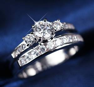 Bague solitaire en moissanite taille ronde sertie d'un demi-bague éternité en argent 925 original, bijou de fête raffiné et surprise - Product Image 3