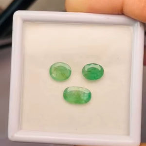 Esmeralda natural de corte ovalado, lote de 3 piedras preciosas de buena calidad con un brillo excelente y un bonito color verde, pulido perfecto para elaboración. - Product Image 2
