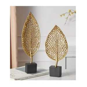 Sculpture moderne en anneaux métalliques dorés entrelacés, texture martelée, figurine géométrique minimaliste, centre de table - Product Image 6