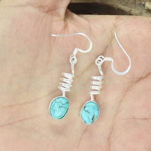 Boucles d'oreilles pendantes en turquoise brute faites à la main, bijoux statement en argent sterling 925 - Product Image 1