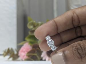 Anillo de Compromiso de Tres Piedras con Moissanita de Corte Redondo de 1.15 Ct para Mujer, Anillo de Boda Solitario de Plata Esterlina 925 - Product Image 5