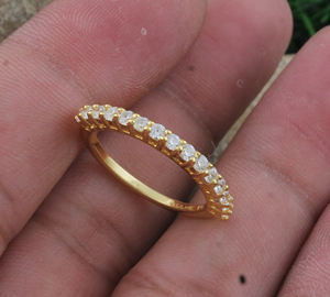 Anillo de Plata de Ley 925 con Engaste de Bisel y Circonitas, Clásico y Delicado, Chapado en Oro, Apilable, para Mujer, para Bodas, Fiestas y Uso Diario - Product Image 1